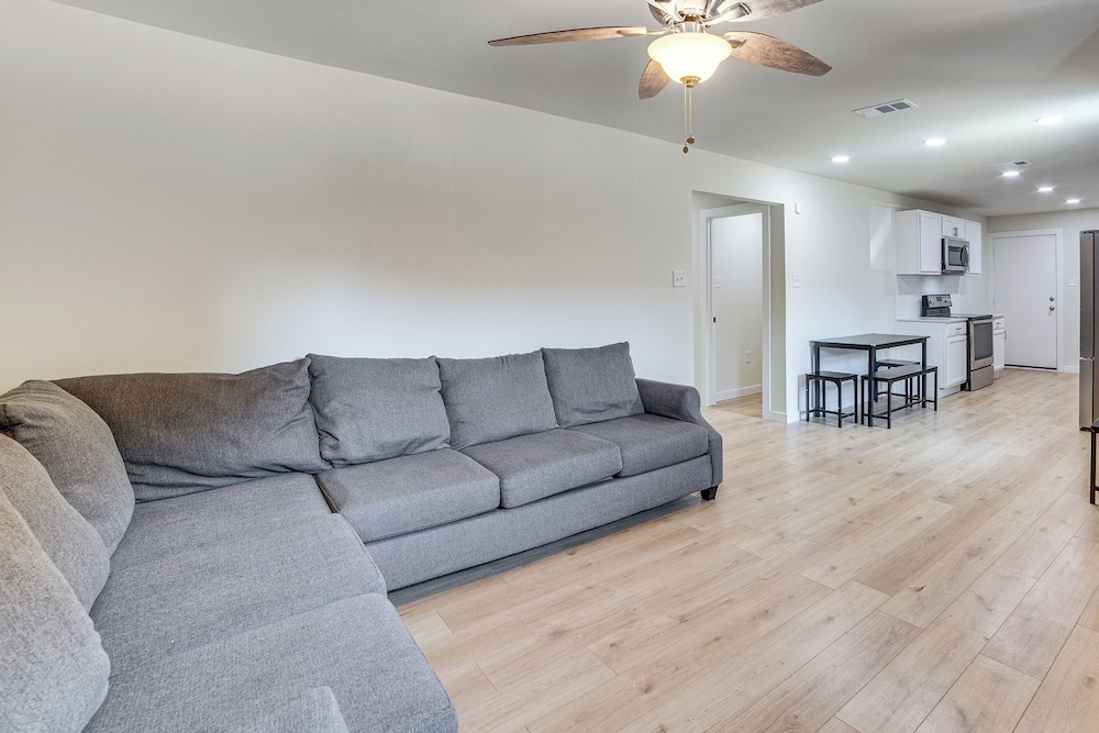 Fenced-in Yard: Home < 5 Mi to Dtwn Dallas!