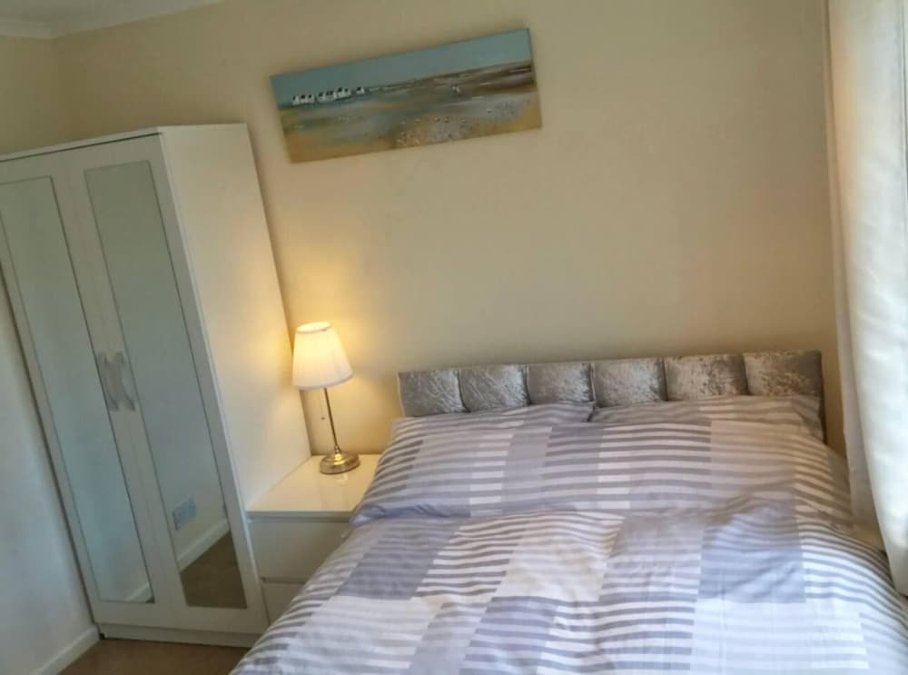Lovely 3 Bedroom Holiday Home With Free Parking view 5