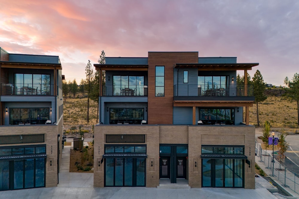 1216 Skyline Ranch 200 Private Hot Tub w View Premier Downtown Location