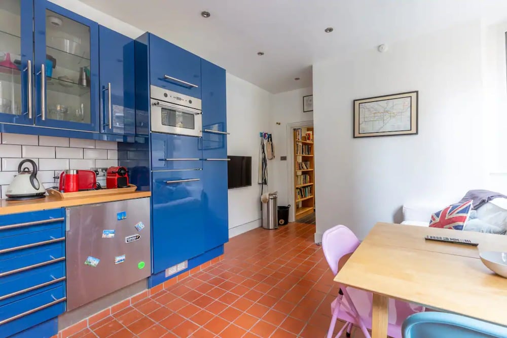Eclectic 2 Bedroom Victorian era Apartment in Oval