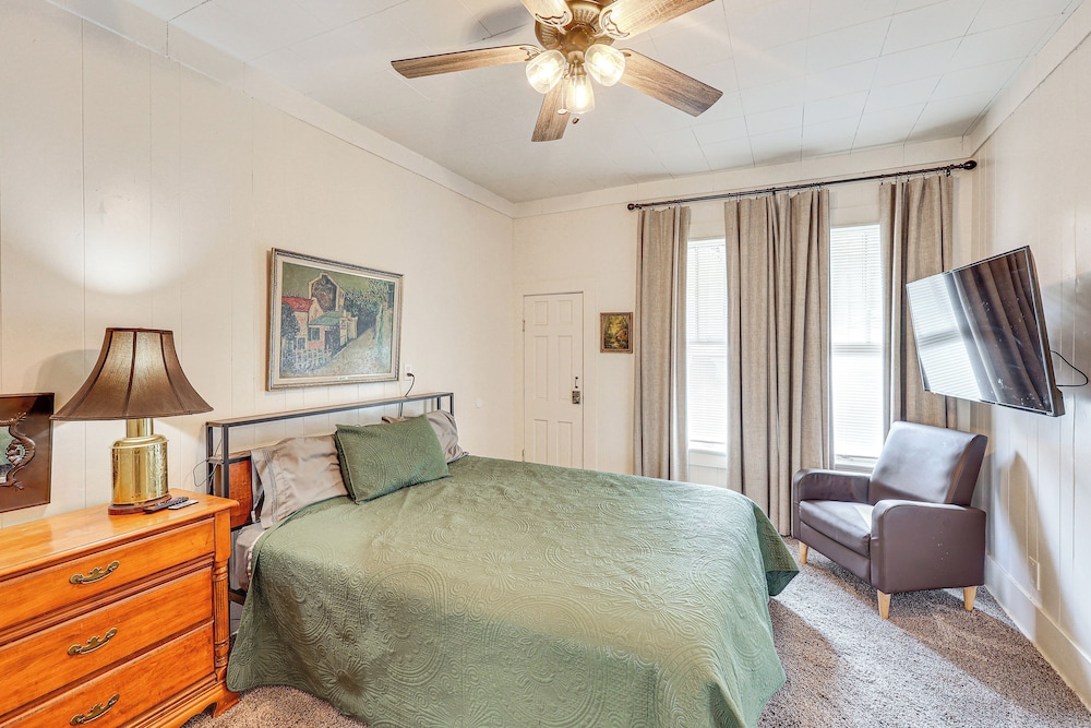 < 1 Mi to Historic Dtwn Texarkana: Charming Home!