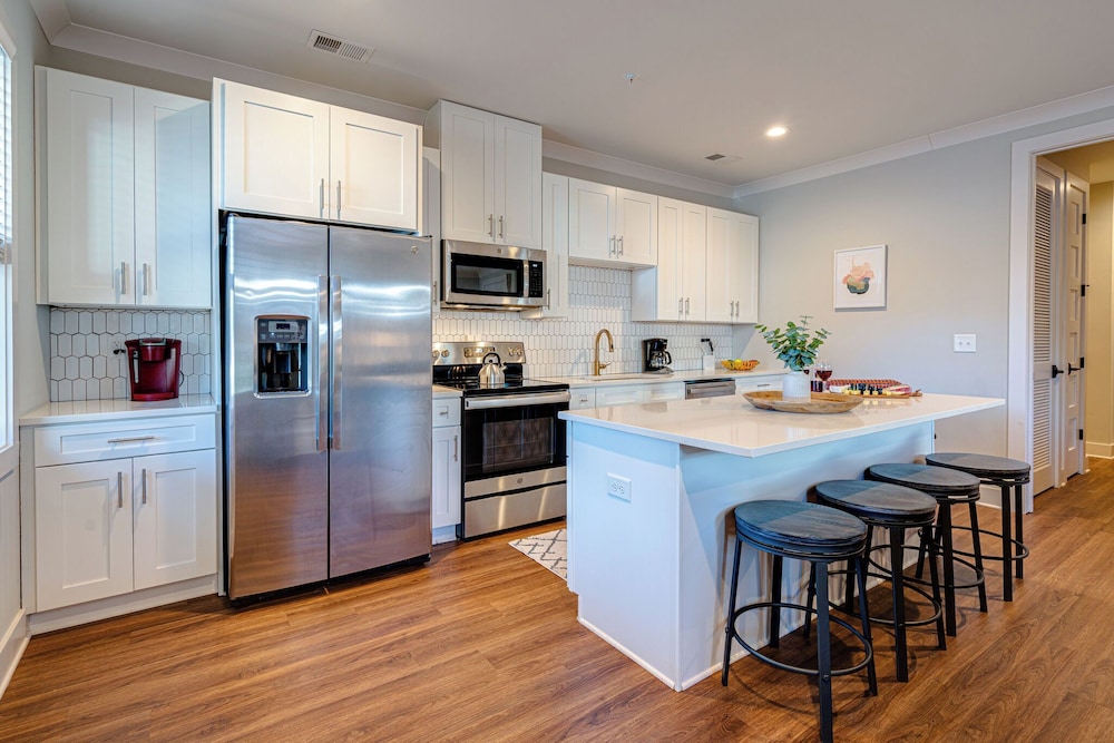 Mesmerize Melrose - Mins to Broadway - 2 Bedrooms