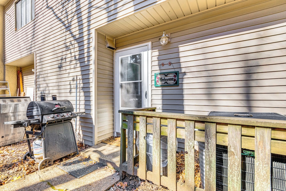 4 Mi to Greers Ferry Lake: Condo w/ Deck & Balcony