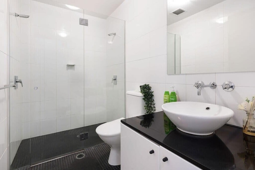 A Stylish & Bright Suite Next to Darling Harbour