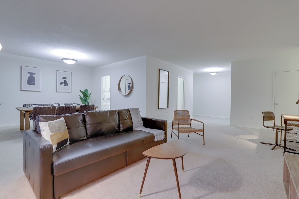 Modern Apt Near Airport in Cystal City