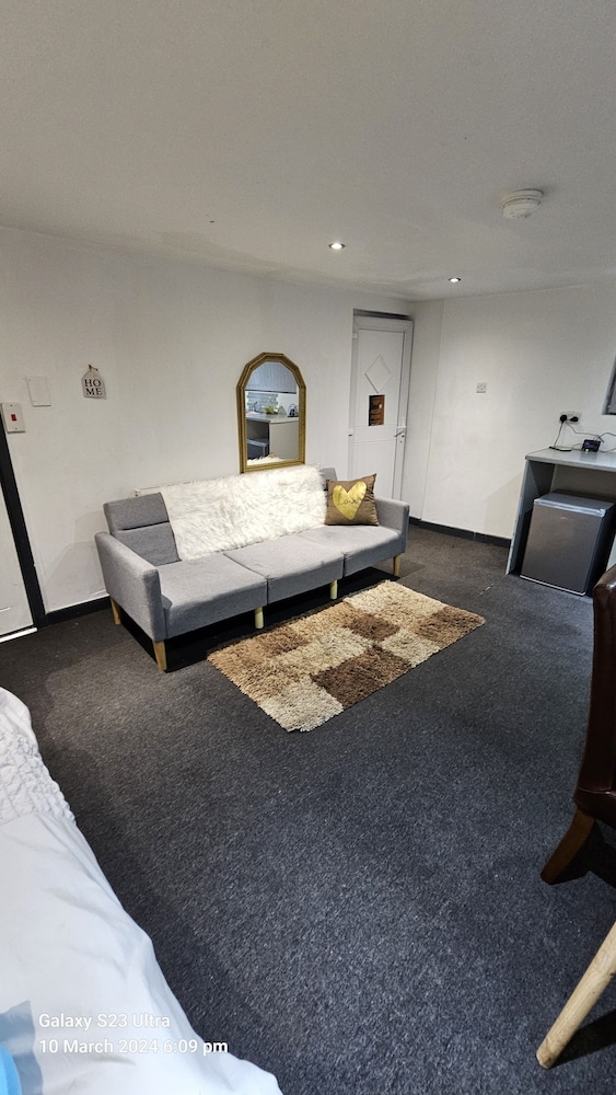Beautiful En-suite Studio in Leeds -lower Floor view 3