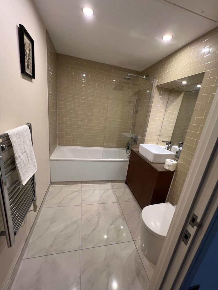 Studio Apartment w/ Balcony In Canary Wharf view 5