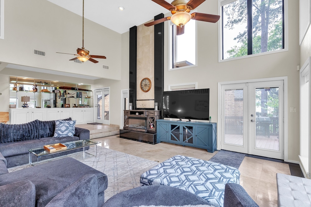 Lakefront Retreat With Private Pool, Hot Tub And Dock 4 Bedroom Home