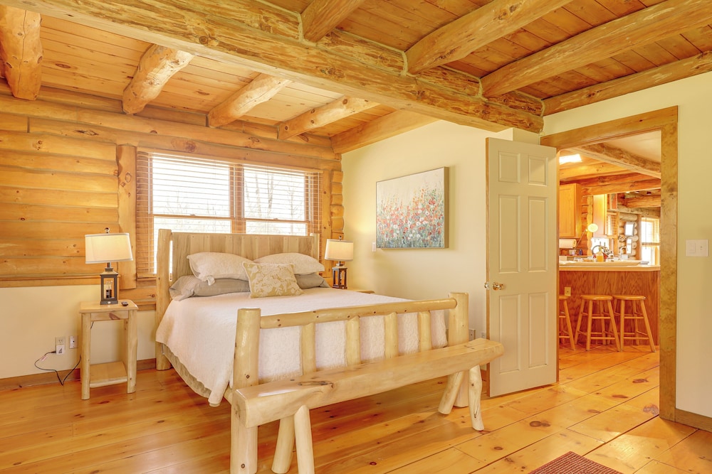 Near Trails, Lakes & Slopes: Cabin in Walpole!