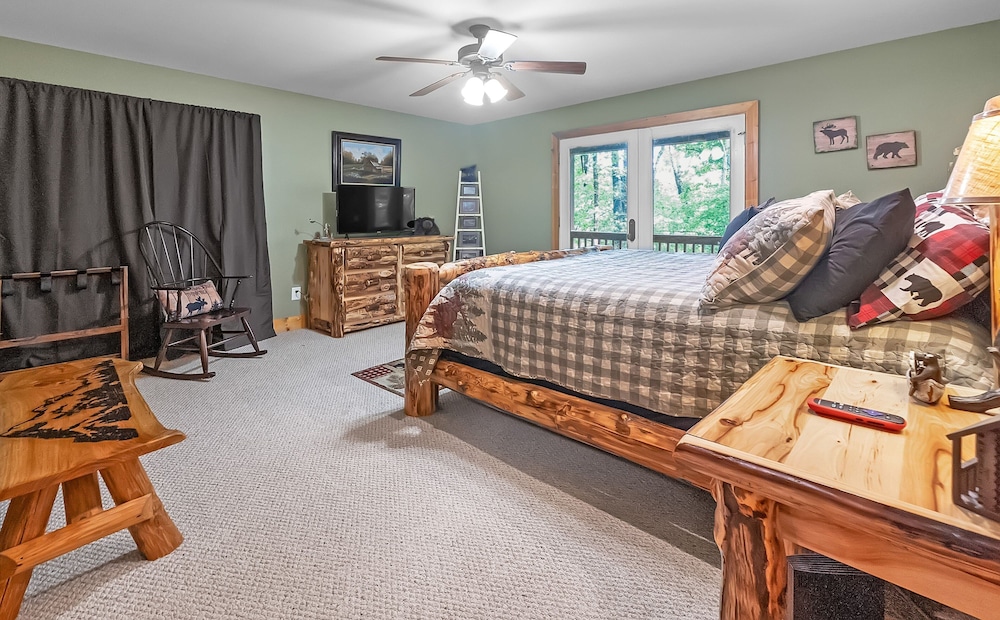 Mountain Getaway With Hot Tub & Game Room 4 Bedroom Cabin