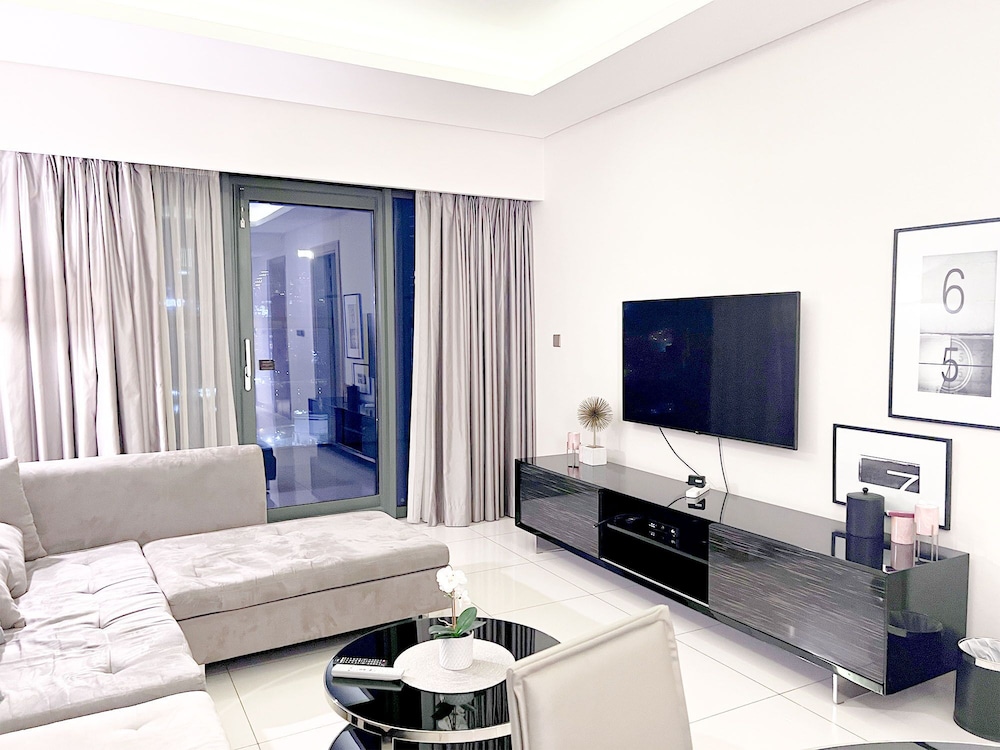 Cosmos Living 1 Bedroom Paramount Towers