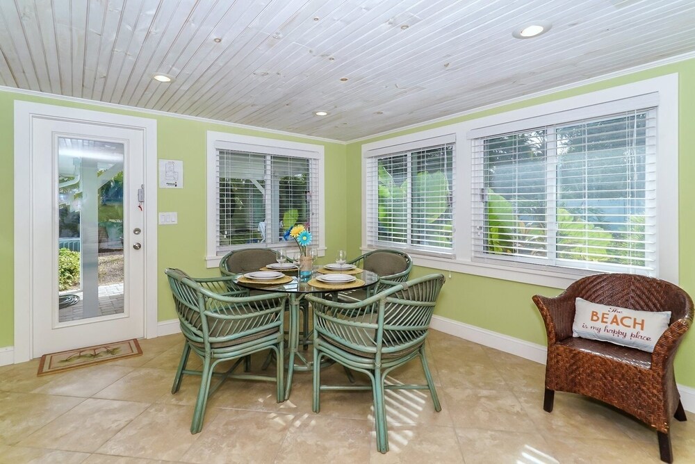 Ebb Tide 3 Bedroom Home by RedAwning
