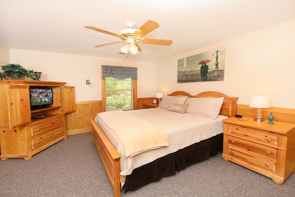 Holly Grove 1 - Three Bedroom Chalet view 4