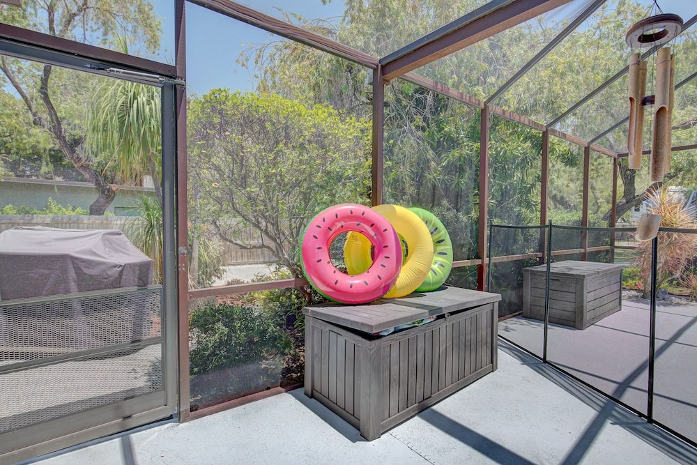 Spacious 4 3 Retreat- Heated Pool-playroom
