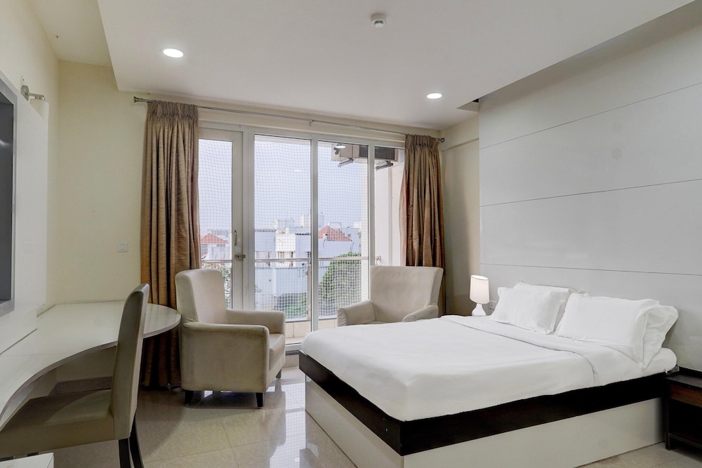 Poolside Retreat Near Sathyabama Chennai