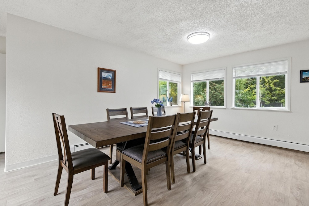 Anchorage 5br Retreat Hikes, City & Comfort 5 Bedroom Home