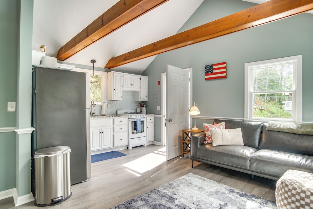 Waterfront Cape Cod Cottage on Peter's Pond