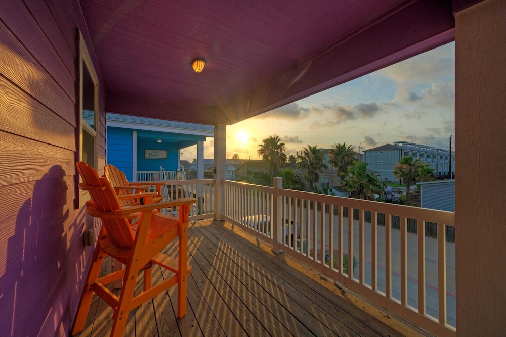 Purple Parrot by Avantstay Heated Pool, Beach Access & Central Port A Location
