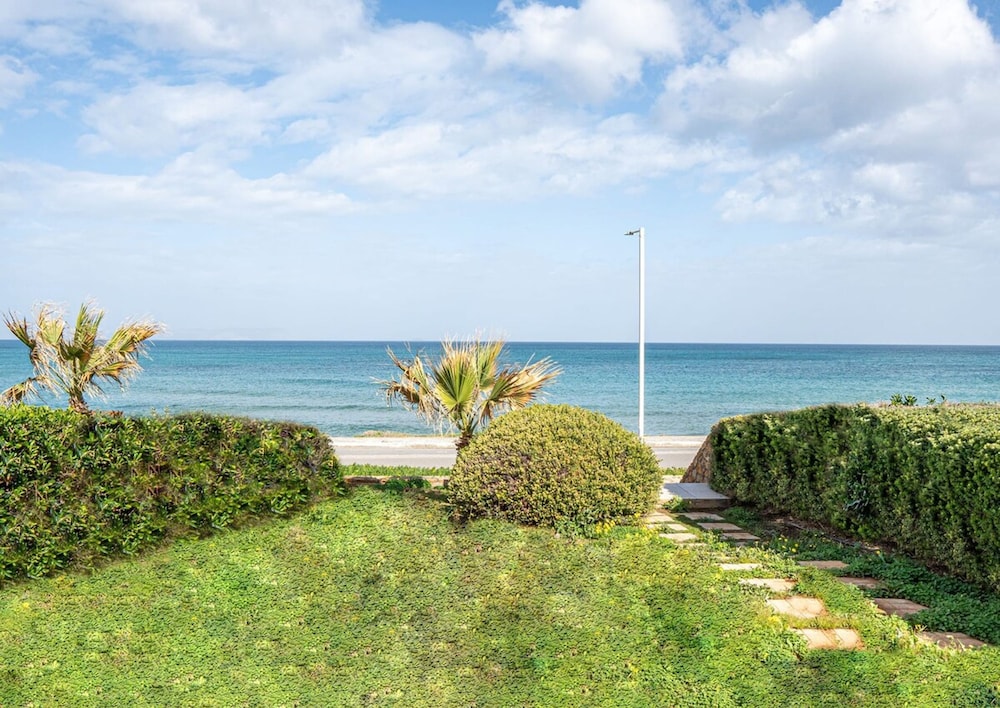 Pink Rose Beachfront Villa