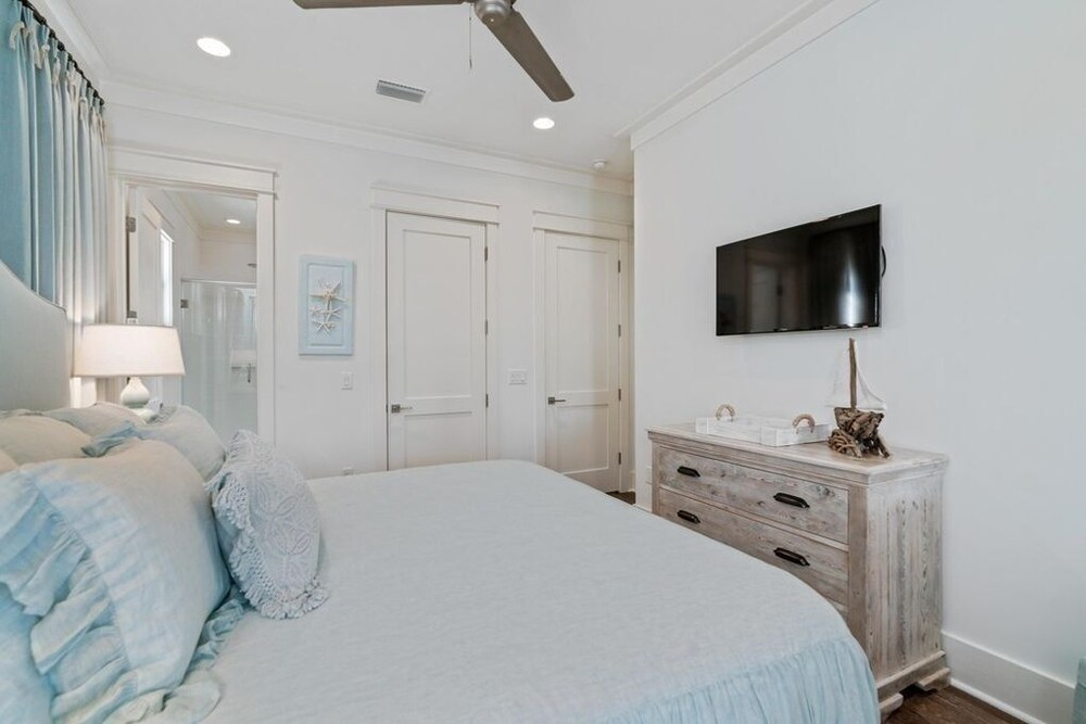 Elegantly Designed 5br/5.5bth + Bunk Nook Home In Lake District Of Watercolor Carriage House 4 Bedroom Home by RedAwning view 3