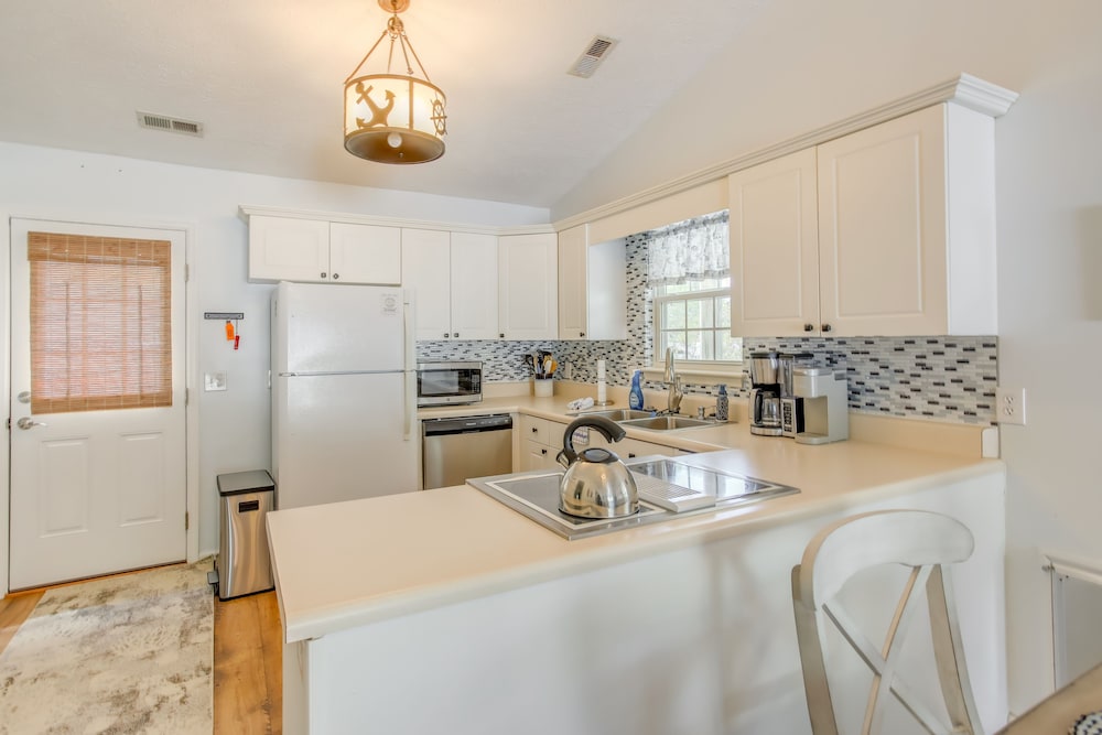 Charming Oak Island Home 1 Mi to Beach! view 5