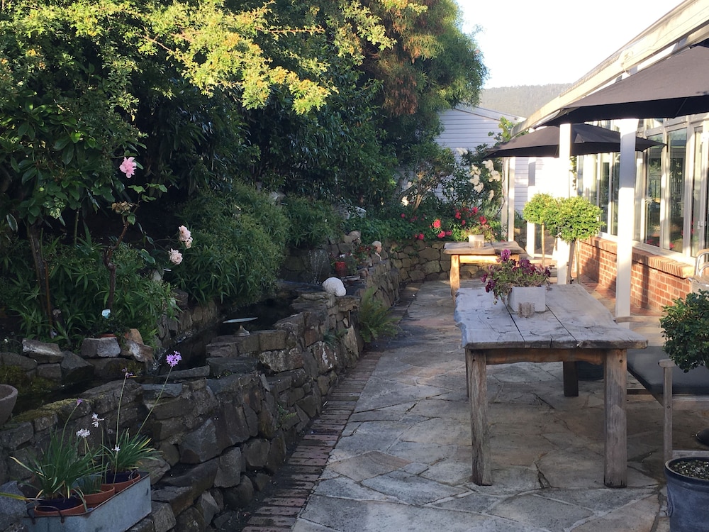Cygnet Old Bank B & B Cafe & Gift Store