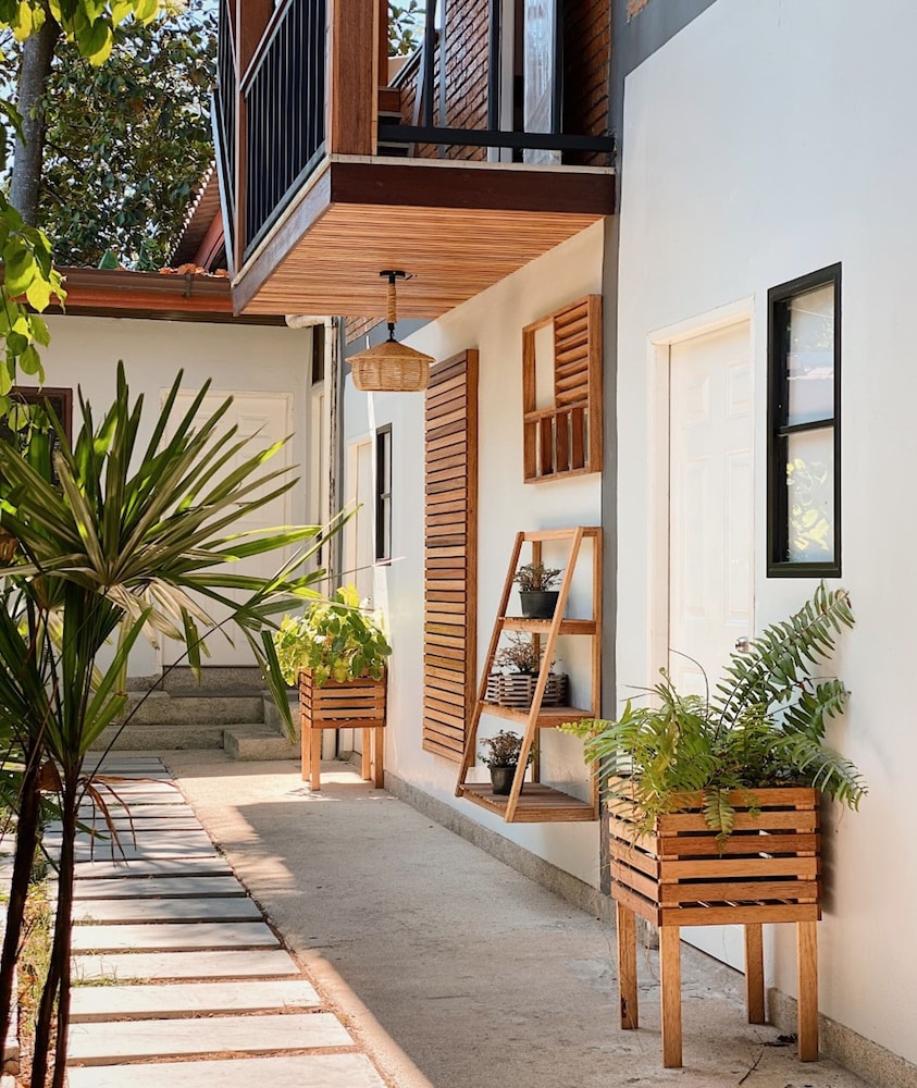 The Reef Hotel & Studios