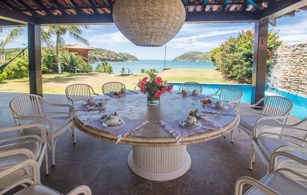 Casa com Cinco Quartos Pé na Areia