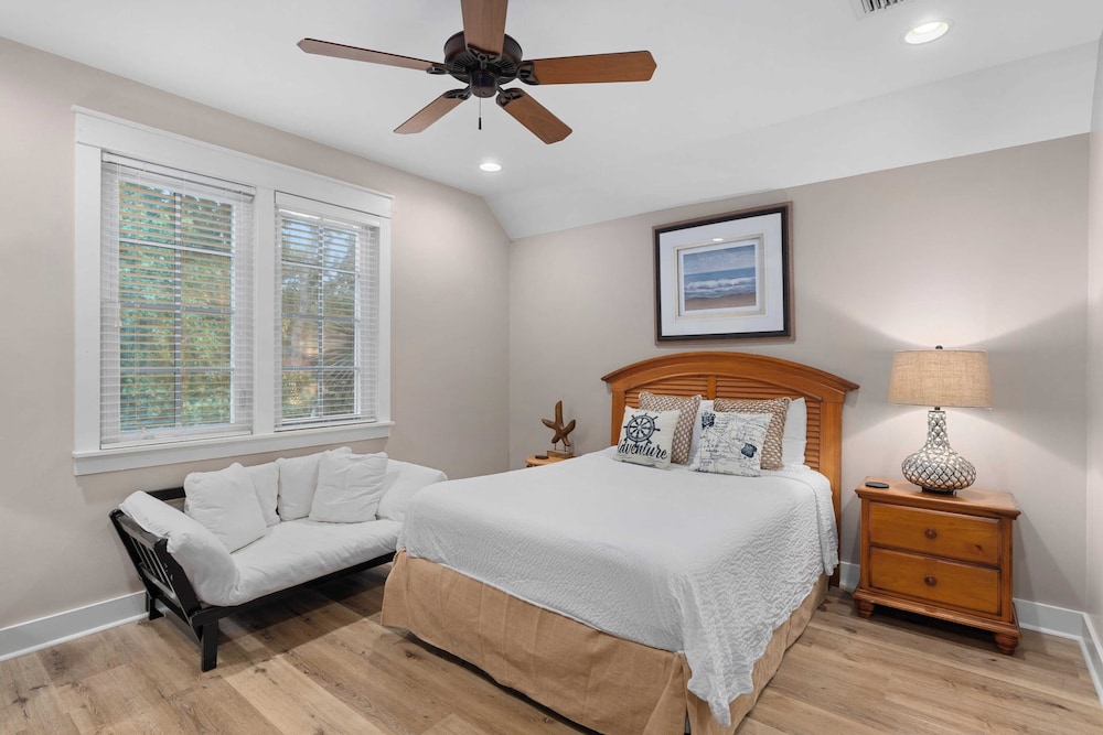 Golf Cart + Pool Access Near Baytowne & Beach Coral Starfish by Avantstay