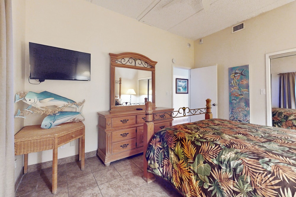 Gulf-view 3BR w/ Patio, Pools, Hot Tubs & Sauna