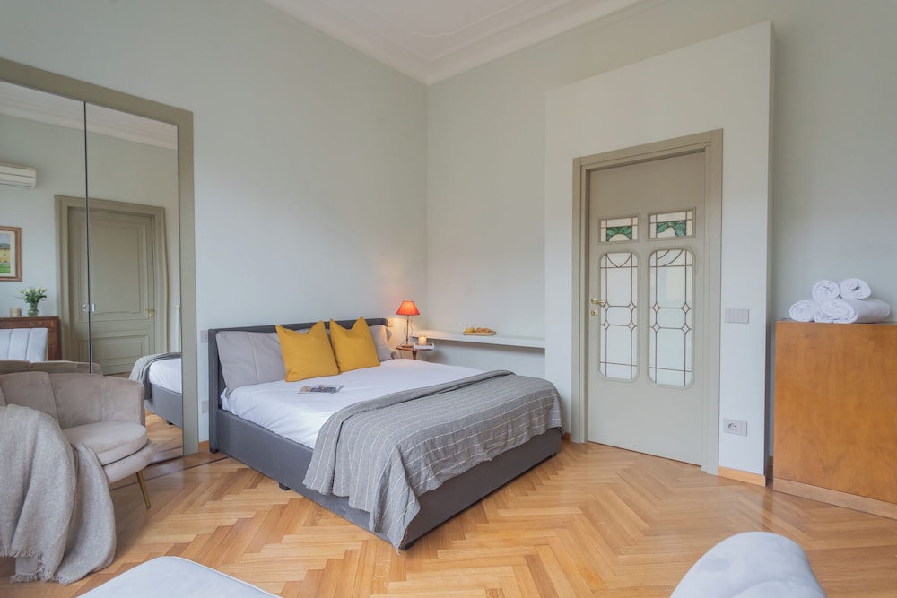 Garibaldi's Balcony by Rent all Como