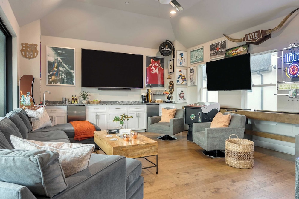 Town Lake Townhouse Hot Tub, Game Room & Skyline Views