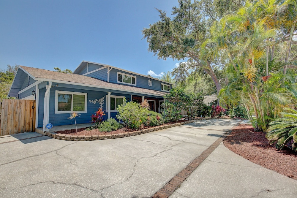 Spacious 4 3 Retreat- Heated Pool-playroom