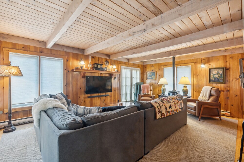 Cozy Mountain Retreat Relax & Explore