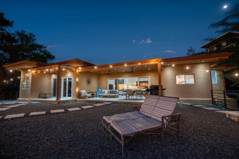 Beautiful House with Sweeping Ocean Views, Modern Design, and a Private Infinity Pool