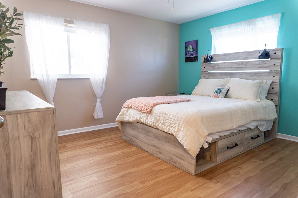 Four Bed Home With Pool Game Room Bar Near Beach