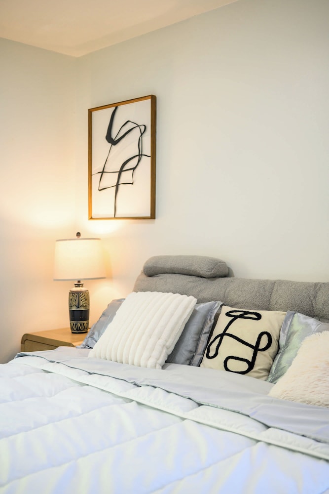 Near Dtla Gem Stylish Private Suite w King bed
