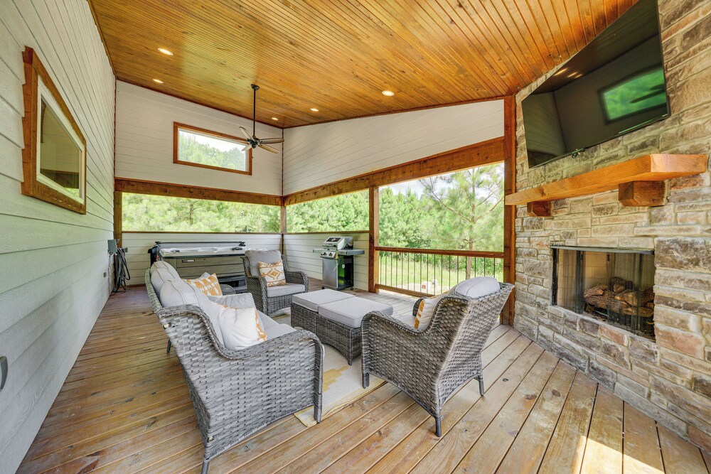 Tree-lined Broken Bow Studio Cabin w/ Hot Tub!