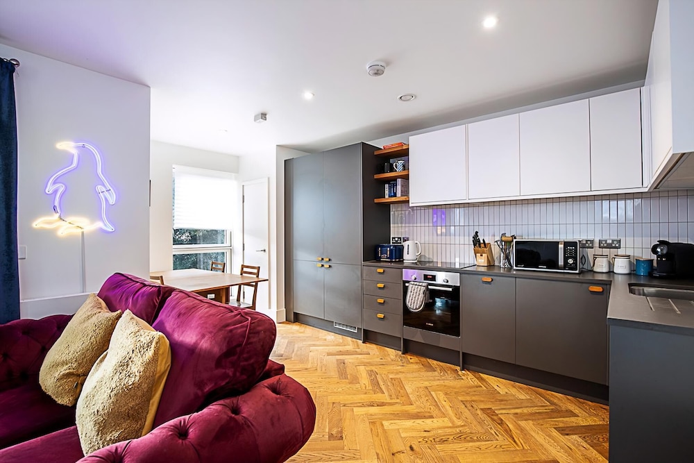 Chic Crystal Palace Flat with Balcony & Workspace
