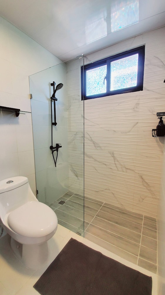 2 Bedrooms, 2 Bathrooms, AC, Wifi, Pool, Gym, No Blackouts, Santiago