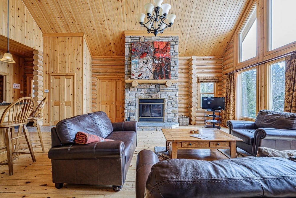 Duc 83 - Luxury log Cottage With hot tub and Exterior Barrel Sauna