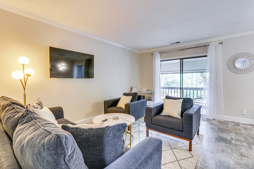 Walk to Folly Field Beach: Condo w/ Pool Access