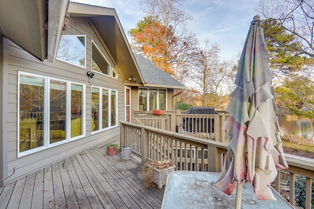 Spacious Lakefront Apt w/ Deck in Fayetteville!