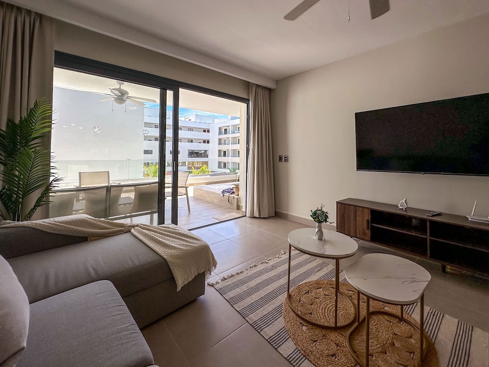 Beautiful Brand new Beach Condo w Picuzzi