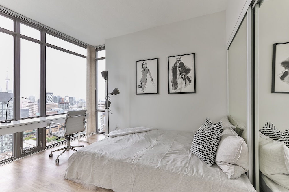 Bright Sub-Penthouse on Bay St - Image 3