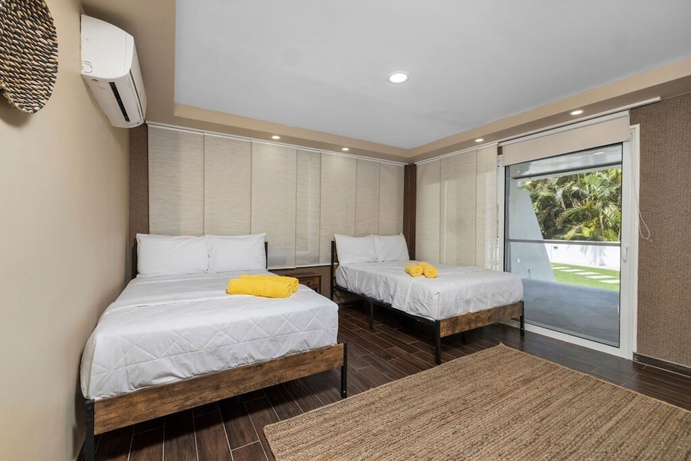 New 5 Bedroom Private Pool Near Superfood