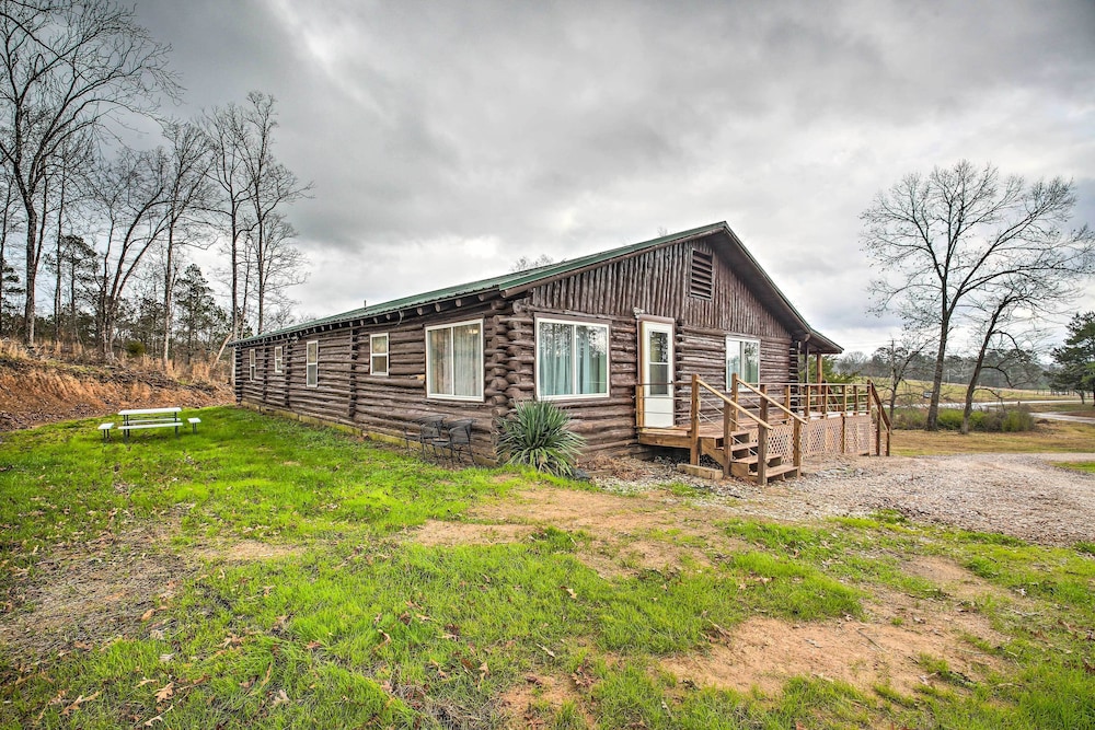 11 Mi to Lake Ouachita: Family Cabin w/ Yard