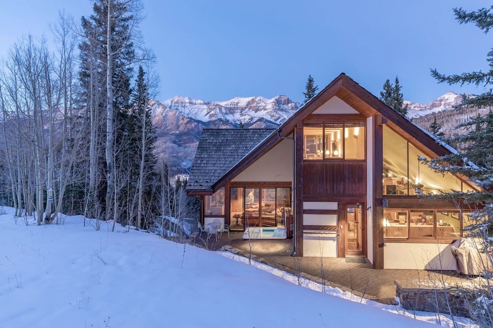 Slopeside Chalet 4 Bedroom Home by RedAwning view 4