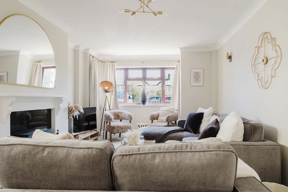 Beautiful 4 BD Home near Woodstock