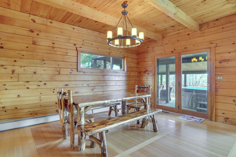 1 Mi to Lake Henry: Peaceful Poconos Cabin!